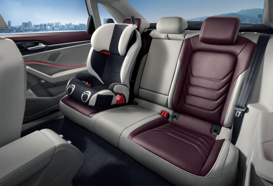 Интерьер Volkswagen Sagitar 280 TSI 2019 года  (фото 6 из 26)